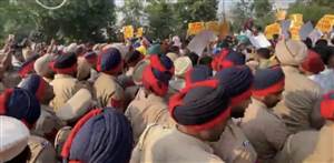 ਸੀਬੀਆਈ-ਈਡੀ ਦੀ ਦੁਰਵਰਤੋਂ ਦਾ ਦੋਸ਼ : ‘ਆਪ’ ਵੱਲੋਂ ਲੁਧਿਆਣਾ 'ਚ ਭਾਜਪਾ ਦਫ਼ਤਰ ਬਾਹਰ ਹੱਲਾ-ਬੋਲ, ਪੁਲਿਸ ਬੈਰੀਕੇਡ ਤੋੜ ਕੇ ਪੁੱਜੇ ਵਰਕਰ