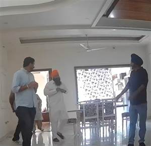 ਵਿਰੋਧੀ ਸਿਆਸੀ ਪਾਰਟੀਆਂ ਦੇ ਆਗੂਆਂ ਖ਼ਿਲਾਫ਼ ਪੁਲਿਸ ਦੀ ਵੱਡੀ  ਕਾਰਵਾਈ, CBI ਦੀ ਗੱਡੀ ’ਤੇ ਫੁੱਲ ਵਰਸਾਉਣ ਵਾਲਿਆਂ ਨੂੰ  ਹਿਰਾਸਤ 'ਚ ਲਿਆ