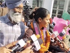 ਪੰਜਾਬ ਦੀਆਂ ਧੀਆਂ ਅਮਨਜੋਤ ਤੇ ਹਰਲੀਨ ਦਾ ਚੰਡੀਗੜ੍ਹ ਏਅਰਪੋਰਟ 'ਤੇ ਸ਼ਾਨਦਾਰ ਸਵਾਗਤ, ਸਰਕਾਰ ਵੱਲੋਂ ਭਰਵਾਂ ਸਨਮਾਨ