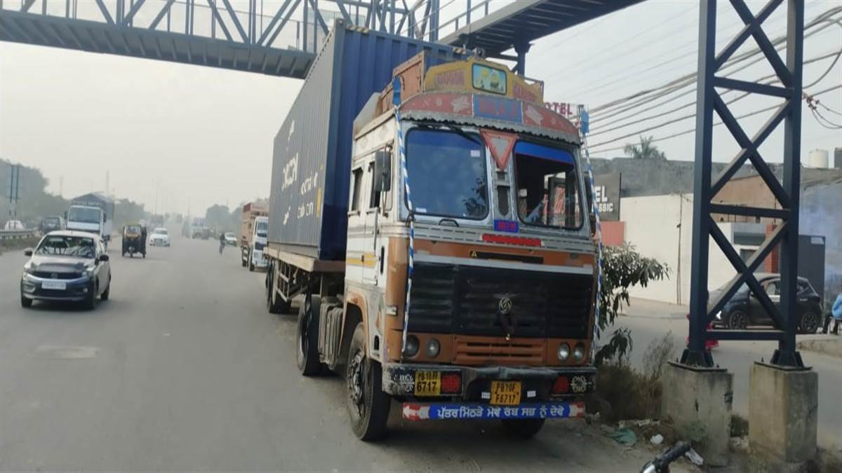 ਸੜਕ ਕਿਨਾਰੇ ਖੜ੍ਹੇ ਵਾਹਨ ਹਾਦਸਿਆਂ ਨੂੰ ਦੇ ਰਹੇ ਸੱਦਾ, ਰਾਹਗੀਰਾਂ ਦੀ ਜਾਨ ਨੂੰ ਖਤਰਾ