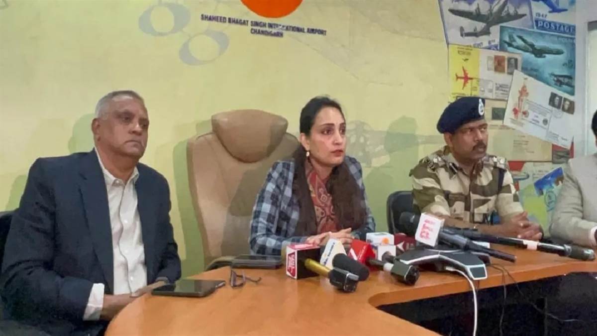 ਹੁਣ 10 ਘੰਟੇ ਪਹਿਲਾਂ ਮਿਲੇਗੀ ਫਲਾਈਟ ਰੱਦ ਹੋਣ ਦੀ ਸੂਚਨਾ, 24x7 ਕੰਟਰੋਲ ਰੂਮ, IndiGo Crisis ਦੌਰਾਨ ਚੰਡੀਗੜ੍ਹ 'ਚ ਹਾਈ ਲੈਵਲ ਮੀਟਿੰਗ 'ਚ ਫੈਸਲਾ