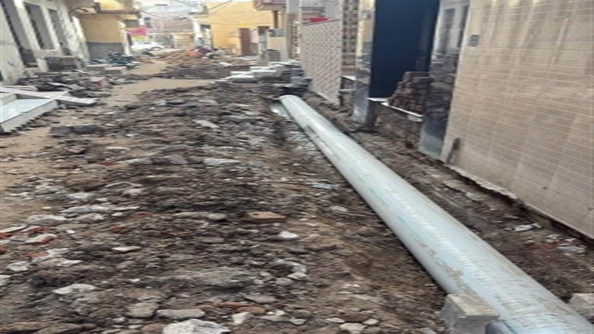 ਅਧੂਰਾ ਕੰਮ ਛੱਡ ਕੇ ਠੇਕੇਦਾਰ ਹੋਇਆ ਗ਼ਾਇਬ, ਸ਼ਹਿਰ ਵਾਸੀ ਪਰੇਸ਼ਾਨ, ਆਵਾਜਾਈ ’ਚ ਆਈ ਰੁਕਾਵਟ