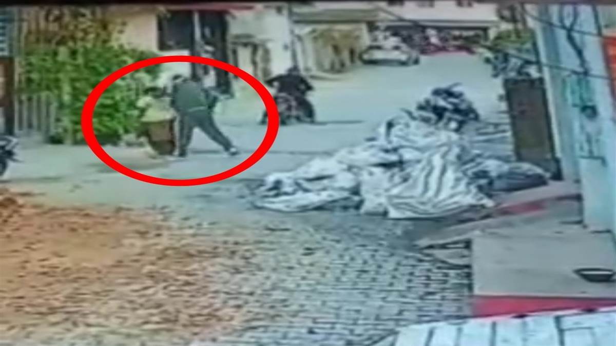 ਘਰ ਦੇ ਬਾਹਰ ਘੁੰਮ ਰਹੀ ਔਰਤ ਨੂੰ ਬਾਦਮਾਸ਼ਾਂ ਨੇ ਬਣਾਇਆ ਨਿਸ਼ਾਨਾ, ਪਲਾਂ 'ਚ ਵਾਰਦਾਤ ਨੂੰ ਅੰਜ਼ਾਮ ਦੇ ਕੇ ਹੋਏ ਫਰਾਰ; ਰੋਲਾ ਪਾਉਂਦੀ ਰਹਿ ਗਈ ਮਹਿਲਾ