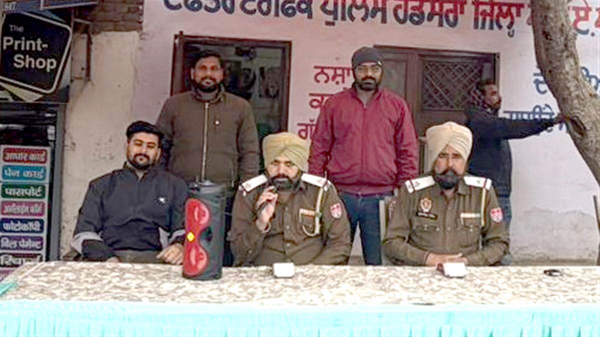 ਰਾਸ਼ਟਰੀ ਸੜਕ ਸੁਰੱਖਿਆ ਮਹੀਨੇ ਮੌਕੇ ਵਾਹਨ ਚਾਲਕਾਂ ਨੂੰ ਟ੍ਰੈਫਿਕ ਨਿਯਮਾਂ ਬਾਰੇ ਕੀਤਾ ਜਾਗਰੂਕ