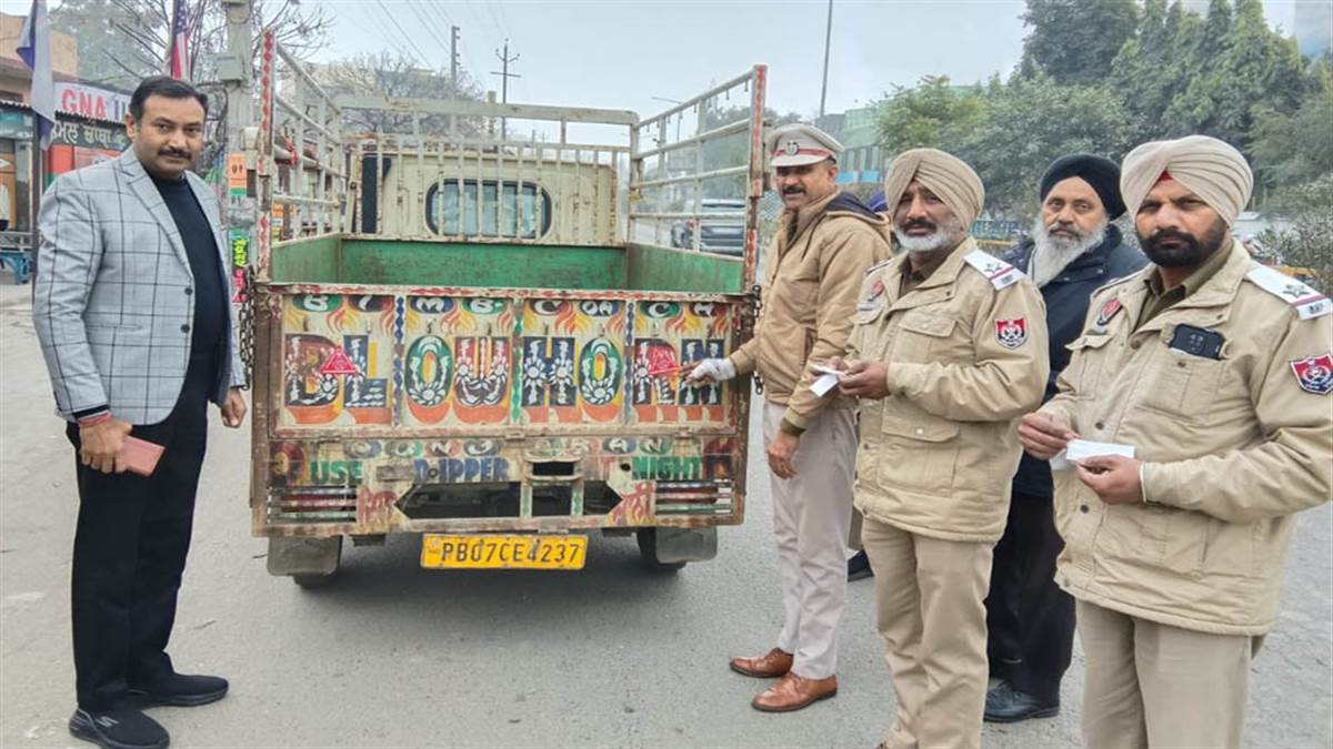 ਆਰਟੀਏ ਇੰਦਰਪਾਲ ਨੇ ਲਗਾਏ ਵਾਹਨਾਂ 'ਤੇ ਰਿਫ਼ਲੈਕਟਰ