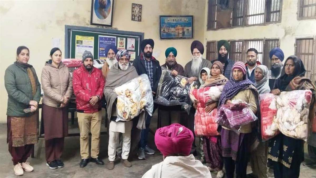ਹੜ੍ਹ ਪੀੜਤਾਂ ਨੂੰ ਕੰਬਲ, ਕੋਟੀਆਂ ਤੇ ਘਰੇਲੂ ਵਰਤੋਂ ਦਾ ਸਾਮਾਨ ਵੰਡਿਆ