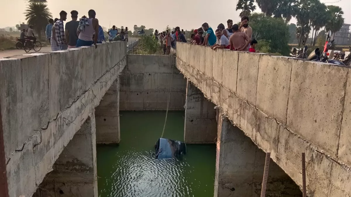 ਭਿਆਨਕ ਸੜਕ ਹਾਦਸਾ, ਤੇਜ਼ ਰਫ਼ਤਾਰ ਸਕਾਰਪੀਓ ਛੱਪੜ 'ਚ ਡਿੱਗੀ; 2 ਬੱਚਿਆਂ ਸਮੇਤ 4 ਲੋਕਾਂ ਦੀ ਮੌਤ