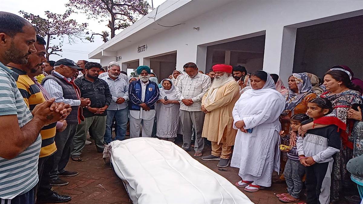 ਨਰਿੰਦਰ ਦਾ ਸੈਂਕੜੇ ਸੇਜਲ ਅੱਖਾਂ ਨਾਲ ਅੰਤਿਮ ਸੰਸਕਾਰ