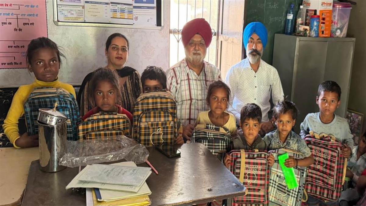 ਨਵੇਂ ਦਾਖ਼ਲ ਹੋਏ ਵਿਦਿਆਰਥੀਆਂ ਨੂੰ ਸਕੂਲ ਬੈਗ ਵੰਡੇ