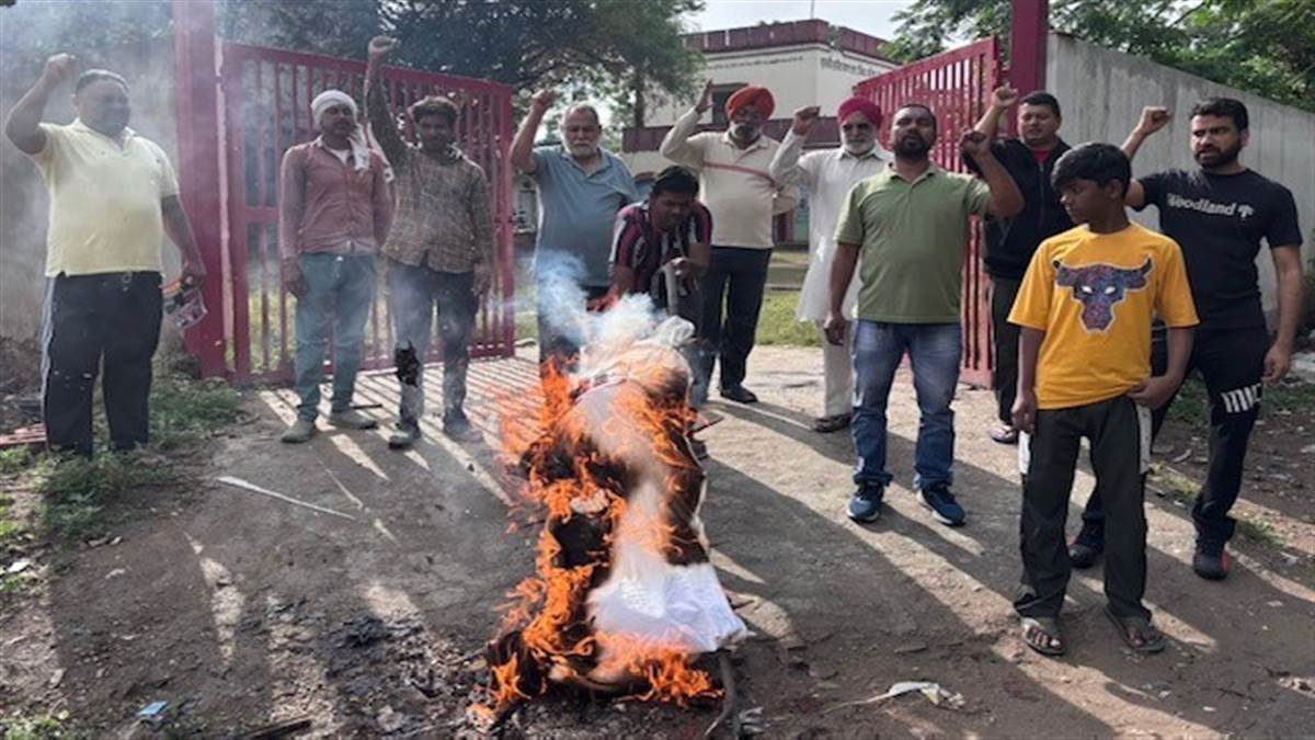 ਜਮਹੂਰੀ ਜੱਥੇਬੰਦੀਆਂ ਨੇ ਅਮਰੀਕੀ ਰਾਸ਼ਕਰਪਤੀ ਟਰੰਪ ਦਾ ਪੁਤਲਾ ਫੂਕਿਆ