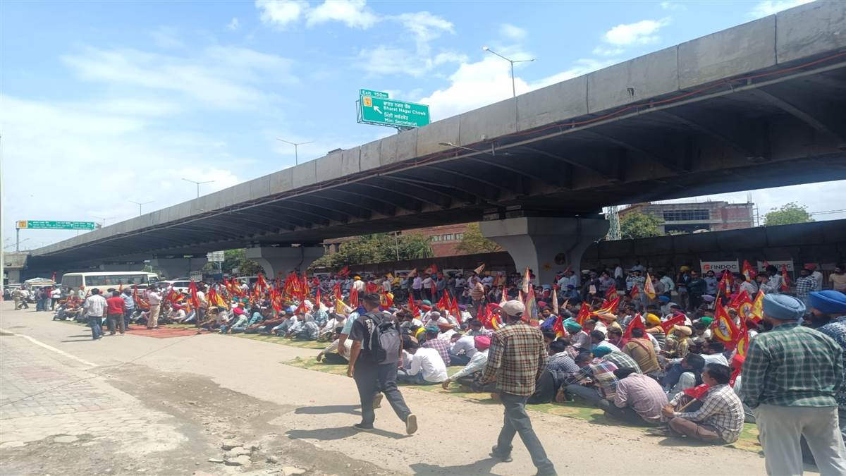 ਮੰਗਾਂ ਨੂੰ ਲੈ ਕੇ ਠੇਕਾ ਮੁਲਾਜ਼ਮਾਂ ਨੇ ਬਿਜਲੀ ਮੰਤਰੀ ਸੰਜੀਵ ਅਰੋੜਾ ਦੇ ਦਫਤਰ ਬਾਹਰ ਕੀਤਾ ਪ੍ਰਦਰਸ਼ਨ