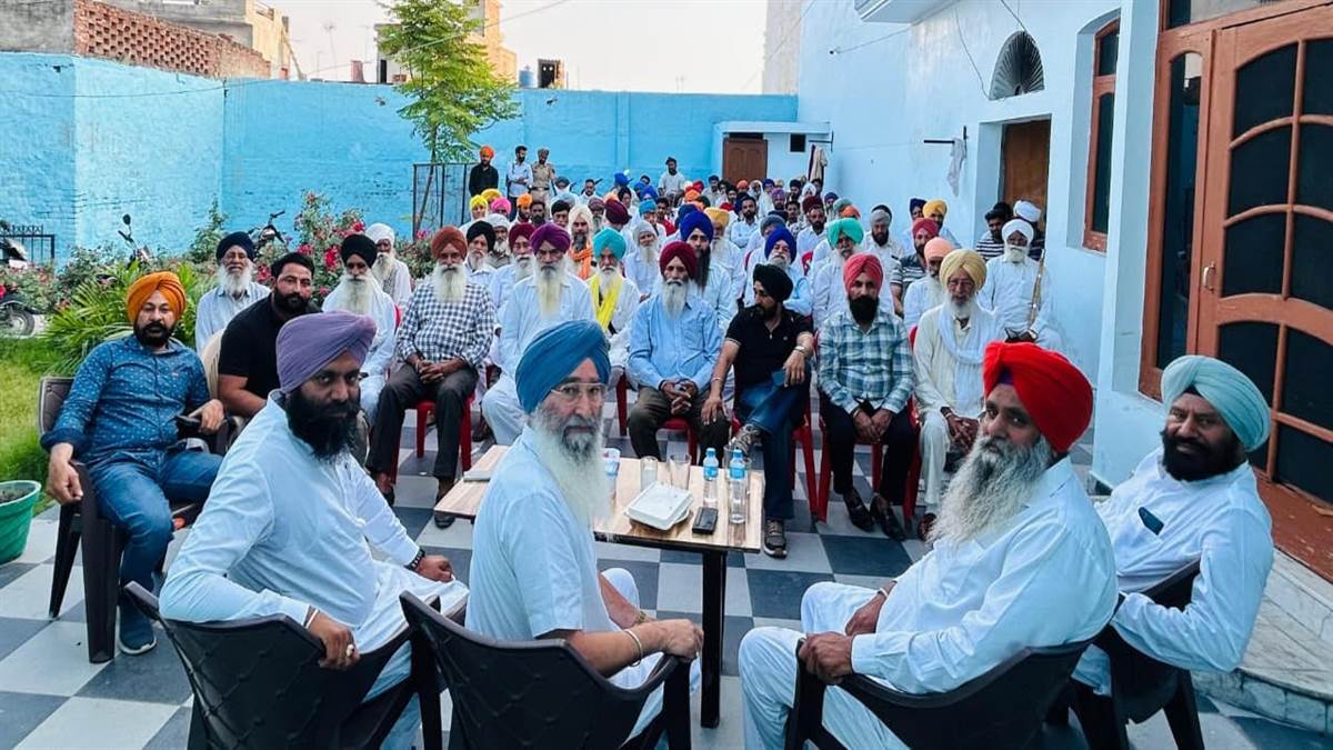 ਪਿੰਡ ਕੱਦ ਗਿੱਲ ’ਚ ਬ੍ਰਹਮਪੁਰਾ ਤੇ ਗੁਰਸੇਵਕ ਸ਼ੇਖ ਨੇ ਕੀਤੀ ਅਕਾਲੀ ਵਰਕਰਾਂ ਨਾਲ ਮੀਟਿੰਗ