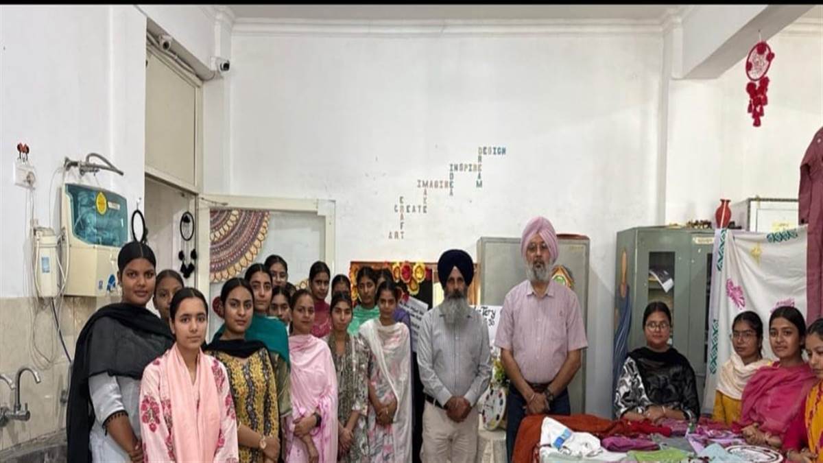 ਫੈਸ਼ਨ ਡਿਜ਼ਾਈਨਿੰਗ ਵਿਭਾਗ ਨੇ ‘ਪਰੰਪਰਾਗਤ ਤੇ ਆਧੁਨਿਕ ਪਹਿਰਾਵੇ ਦੀ ਪ੍ਰਦਰਸ਼ਨੀ’ ਲਾਈ