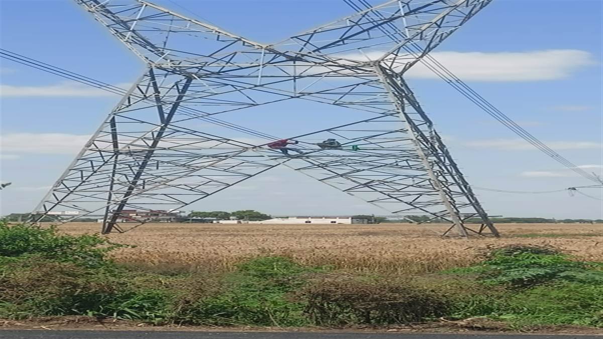 ਬਟਾਲਾ 'ਚ ਹਾਈਵੋਲਟੇਜ ਡਰਾਮਾ: ਪੁਲਿਸ ਤੋਂ ਇਨਸਾਫ਼ ਮੰਗਣ ਲਈ ਮੌਤ ਦੇ ਟਾਵਰ 'ਤੇ ਚੜ੍ਹੇ ਪਿਓ-ਪੁੱਤ, ਪੁਲਿਸ ਪ੍ਰਸ਼ਾਸਨ ਨੇ ਕੀਤੀ  ਹੇਠਾਂ ਉਤਰਨ ਦੀ ਅਪੀਲ