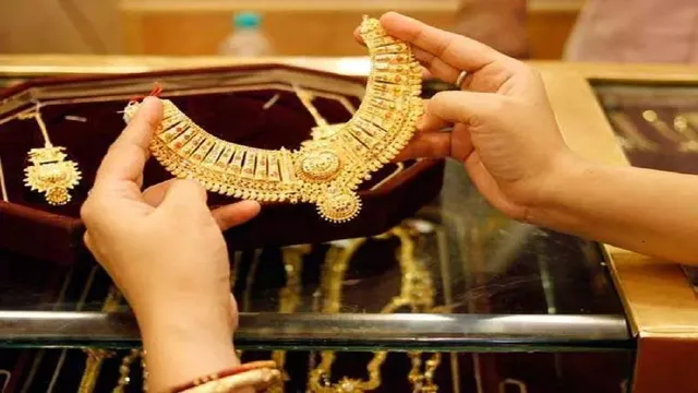 Gold Price Crash: ਮੂਧੇ ਮੂੰਹ ਡਿੱਗੀਆਂ ਕੀਮਤਾਂ, ਪੁਰਾਣੇ ਸੋਨੇ ਦੇ ਬਦਲੇ ਨਵੇਂ ਗਹਿਣੇ ਖਰੀਦਣ ਦੀ ਮਚੀ ਹੋੜ, ਇਸ ਡਰ ਕਾਰਨ ਵਧੀ ਖਰੀਦਦਾਰੀ
