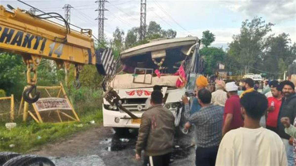 Big News : ਗੁਰਦਾਸਪੁਰ ’ਚ ਖ਼ੌਫ਼ਨਾਕ ਸੜਕ ਹਾਦਸਾ, ਕਾਰ ’ਤੇ ਪਲਟੀ ਬੱਸ, 35 ਸਵਾਰੀਆਂ ਜ਼ਖ਼ਮੀ