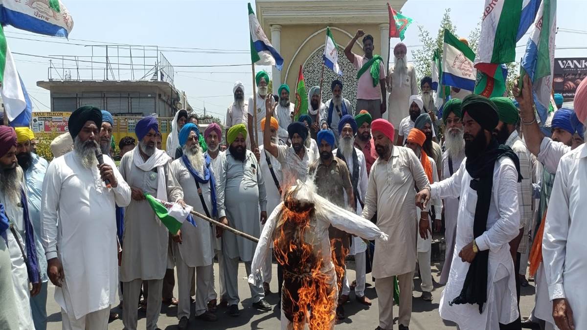 ਵੱਖ-ਵੱਖ ਕਿਸਾਨ ਜਥੇਬੰਦੀਆਂ ਫੂਕਿਆ ਕੇਂਦਰ ਸਰਕਾਰ ਦਾ ਪੁਤਲਾ