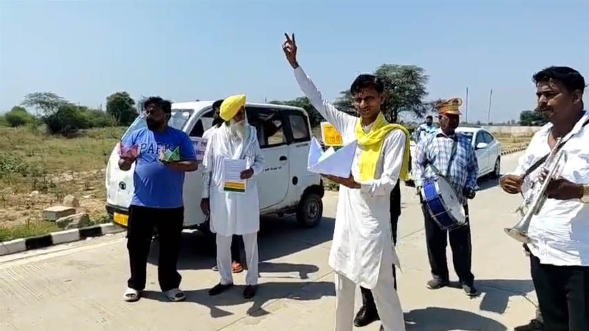 ਬੈਂਡ ਵਾਜੇ ਲੈ ਕੇ ਹਲਵਾਰਾ ਹਵਾਈ ਅੱਡੇ ਪੁੱਜੇ ਕਾਮੇਡੀਅਨ ਨੇ ਛੇੜੀਆਂ ਵਿਰੋਧ ਦੀਆਂ ਧੁੰਨਾਂ