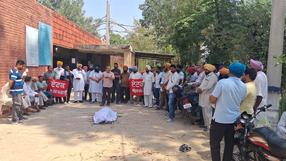 ਲਾਠੀਚਾਰਜ ਕਰਨ ਵਾਲੇ ਡੀਐੱਸਪੀ ਦਾ ਪੁਤਲਾ ਫੂਕਿਆ
