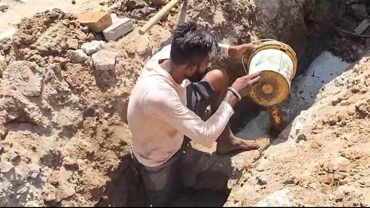 ਜੇਸੀਬੀ ਨਾਲ ਟੁੱਟੀਆਂ ਪਾਈਪਾਂ, ਅਬੋਹਰ ਰੋਡ ਗਲੀ ਨੰਬਰ 14 ਦੇ 50 ਘਰਾਂ ’ਚ ਪਾਣੀ ਤੇ ਸੀਵਰੇਜ ਸਿਸਟਮ ਠੱਪ