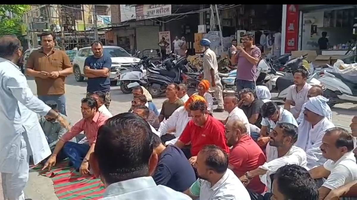 ਸਿਖਰ ਦੁਪਹਿਰੇ ਭਾਜਪਾ ਆਗੂਆਂ ਨੇ ਥਾਣਾ ਸਿਟੀ ਅੱਗੇ ਲਗਾਇਆ ਧਰਨਾ