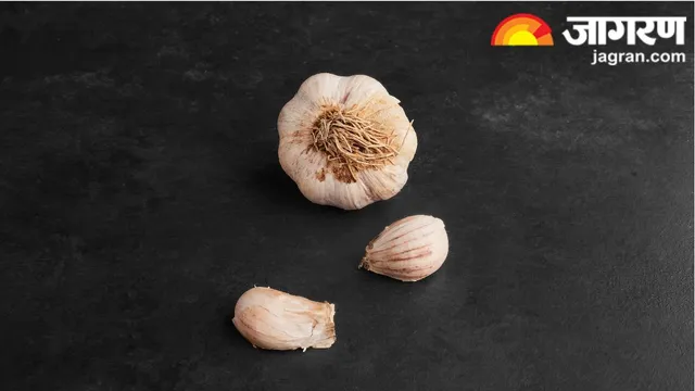 ਰਾਤ ਨੂੰ ਵਾਰ-ਵਾਰ ਡਰ ਕੇ ਖੁੱਲ੍ਹਦੀ ਹੈ ਨੀਂਦ? ਲਸਣ ਦੀਆਂ ਦੋ ਕਲੀਆਂ ਨਾਲ ਕਰੋ ਇਹ ਅਚੂਕ ਉਪਾਅ