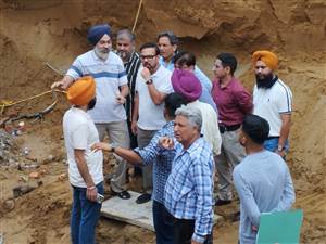 ਕਿਚਲੂ ਨਗਰ ਦੀ ਧੱਸੀ ਸੜਕ ’ਤੇ 42 ਘੰਟਿਆਂ ਬਾਅਦ ਵੀ ਕੱਛੂ ਚਾਲੇ ਚੱਲ ਰਿਹੈ ਮੁਰੰਮਤ ਦਾ ਕੰਮ
