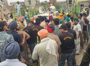 ਕਿਸਾਨਾਂ ਤੇ ਪੁਲਿਸ ਵਿਚਾਲੇ ਟਕਰਾਅ: ਮੰਤਰੀ ਅਮਨ ਅਰੋੜਾ ਨੂੰ ਸਵਾਲ ਪੁੱਛਣ ਜਾਂ ਰਹੇ ਕਿਸਾਨ ਪੁਲਿਸ ਨੇ ਜਬਰੀ ਰੋਕੇ