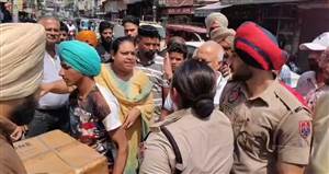 ਨਾਜਾਇਜ਼ ਕਬਜ਼ੇ ਹਟਾਉਣ ਗਈ ਨਿਗਮ ਟੀਮ ਨਾਲ ਦੁਕਾਨਦਾਰਾਂ ਦੀ ਬਹਿਸਬਾਜ਼ੀ
