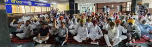 ਮਨਿਸਟੀਰੀਅਲ ਕਾਮਿਆਂ ਨੇ ਕਲਮ ਛੋੜ ਹੜਤਾਲ ਕਰਕੇ ਕੰਮ ਠੱਪ ਕੀਤਾ
