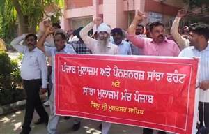 ਮਨਿਸਟਰੀਅਲ ਕਾਮਿਆਂ ਨੇ ਕਲਮ ਛੋੜ ਹੜਤਾਲ ਤਹਿਤ ਡੀਸੀ ਦਫ਼ਤਰ ਅੱਗੇ ਦਿੱਤਾ ਧਰਨਾ