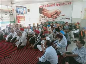 ਮੁਲਾਜ਼ਮਾਂ ਨੇ ਸਮੂਹਿਕ ਛੁੱਟੀ ਲੈ ਕੇ ਸਿਵਲ ਸਰਜਨ ਦਫ਼ਤਰ ’ਚ ਦਿੱਤਾ ਰੋਸ ਧਰਨਾ