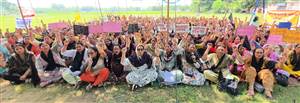 ਆਂਗਣਵਾੜੀ ਵਰਕਰਾਂ ਤੇ ਹੈਲਪਰਾਂ ਨੇ ਮੰਤਰੀ ਕਟਾਰੂਚੱਕ ਦੇ ਘਰ ਅੱਗੇ ਕੀਤਾ ਰੋਸ ਪ੍ਰਦਰਸ਼ਨ
