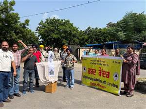 ਫਰਦ ਕੇਂਦਰ ਦੇ ਆਪ੍ਰੇਟਰਾਂ ਨੇ ਮੁੱਖ ਮੰਤਰੀ ਦਾ ਪੁਤਲਾ ਫੂਕਿਆ, ਕੀਤੀ ਨਾਅਰੇਬਾਜ਼ੀ