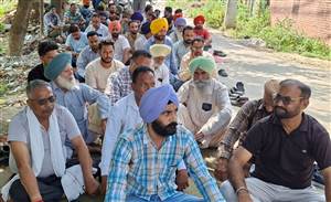 ਬਦਲੀਆਂ ਤੋਂ ਭੜਕੇ ਬਿਜਲੀ ਕਾਮਿਆਂ ਨੇ ਲਾਇਆ ਧਰਨਾ