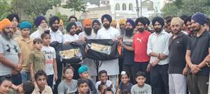 ਨੌਜਵਾਨਾਂ ਨੂੰ ਖੇਡਾਂ ਨਾਲ ਜੋੜਨ ਲਈ ਵਾਲੀਬਾਲ ਕਿੱਟਾਂ ਭੇਟ