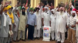 ਵੋਟਾਂ ਕੱਟਣ ਦੇ ਵਿਰੋਧ ’ਚ ਕਿਸਾਨਾਂ ਦਾ ਰੋਸ ਪ੍ਰਦਰਸ਼ਨ
