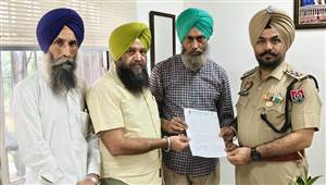 ਬੈਂਕ ਘਪਲੇ ਅਤੇ ਨਾਜਾਇਜ਼ ਰੇਹੜੀਆਂ ਸਬੰਧੀ ਡੀਐੱਸਪੀ ਨੂੰ ਸੌਂਪਿਆ ਮੰਗ ਪੱਤਰ