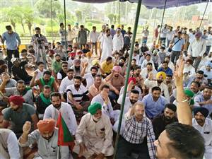 ਫੂਡ ਸੇਫਟੀ ਅਫਸਰ ਖੋਸਲਾ ਦੀ ਮੁਅੱਤਲੀ ਨੂੰ ਲੈ ਕੇ ਭੜਕਿਆ ਰੋਸ,  ਨੈਸ਼ਨਲ ਹਾਈਵੇ ਜਾਮ