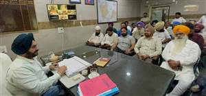 ਗ੍ਰਾਮ ਪੰਚਾਇਤ ਢੱਕੀ ਕਲਾਨੌਰ ਵੱਲੋਂ ਡੀਸੀ ਦਫ਼ਤਰ ਗੁਰਦਾਸਪੁਰ ਬਾਹਰ ਜ਼ੋਰਦਾਰ ਨਾਅਰੇਬਾਜ਼ੀ