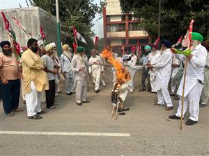 ਮੰਗਾਂ ਦੇ ਹੱਲ ਲਈ ਕਿਸਾਨਾਂ ਨੇ ਫੂਕਿਆ ਕੇਂਦਰ ਸਰਕਾਰ ਦਾ ਪੁਤਲਾ