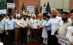 ਮਿਕਸ ਲੈਂਡ ਯੂਜ਼ ਦੇ ਕਾਰਖ਼ਾਨੇਦਾਰਾਂ ਵੱਲੋਂ ਕਾਲੇ ਝੰਡੇ ਫੜ ਕੇ ਸਰਕਾਰ ਖ਼ਿਲਾਫ਼ ਰੋਸ ਮੁਜ਼ਾਹਰਾ