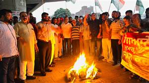 ਚੋਣ ਕਮਿਸ਼ਨ ਖ਼ਿਲਾਫ਼ ਕਾਂਗਰਸ ਨੇ ਕੀਤਾ ਪੁਤਲਾ ਫੂਕ ਮੁਜ਼ਾਹਰਾ