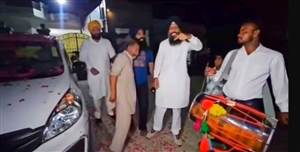 ਸੀਬੀਆਈ ਦੀ ਕਾਰ ਤੇ ਫੁੱਲ ਵਰਸਾਉਣ ਵਾਲੇ ਦੋ ਆਗੂ ਹਿਰਾਸਤ ’ਚ