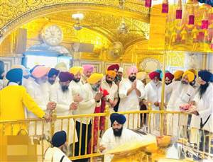 ਪੰਜਾਬ ਕਾਂਗਰਸ ਪ੍ਰਧਾਨ ਪਰਗਟ ਸਿੰਘ ਤੇ ਸਚਿਨ ਪਾਇਲਟ ਨੇ ਸ੍ਰੀ ਹਰਿਮੰਦਰ ਸਾਹਿਬ ਟੇਕਿਆ ਮੱਥਾ, ਢੋਲ-ਨਗਾੜਿਆਂ ਨਾਲ ਹੋਇਆ ਸਵਾਗਤ