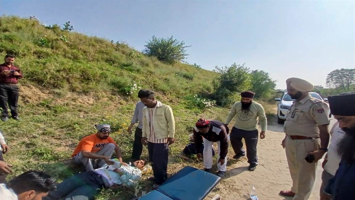 ਅਣਪਛਾਤੇ ਵਾਹਨ ਦੀ ਟੱਕਰ ਨਾਲ ਬਾਈਕ ਸਵਾਰ ਫਲਾਈਓਵਰ ਤੋਂ ਡਿੱਗਾ