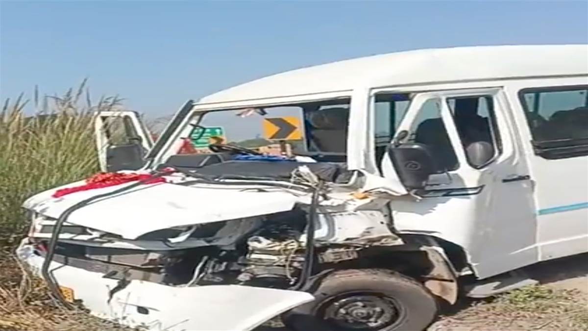 ਟੈਂਪੂ ਟਰੈਵਲ ਨੇ ਮਾਰੀ ਪਿਕਅੱਪ ਨੂੰ ਟੱਕਰ ਜਾਨੀ ਨੁਕਸਾਨ ਤੋਂ ਬਚਾਅ