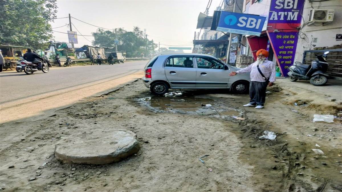 ਪਹਿਲਾਂ ਪਾਈਪ ਲਈ ਸੜਕ ਤੋੜੀ, ਹੁਣ ਸੜਕ ਲਈ ਪਾਈਪਾਂ ਤੋੜੀਆਂ