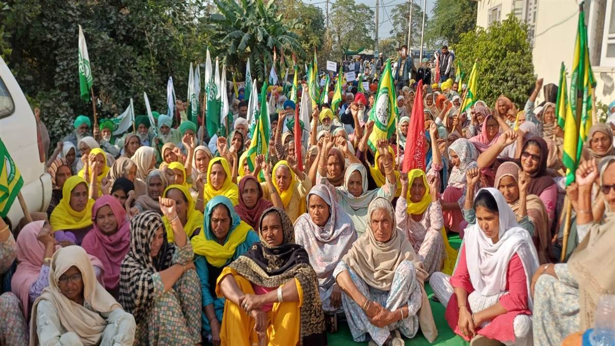 ਬਿਜਲੀ ਤੇ ਸੀਡ ਬਿੱਲਾਂ ਦੀਆਂ ਕਾਪੀਆਂ ਸਾੜ ਕੇ ਕਿਸਾਨਾਂ ਵੱਲੋਂ ਰੋਸ ਮੁਜ਼ਾਹਰਾ