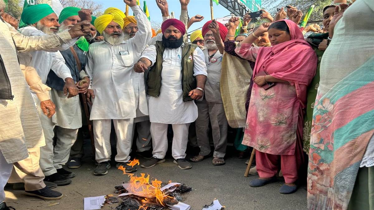 ਕਿਸਾਨਾਂ ਨੇ ਬਿਜਲੀ ਸੋਧ ਬਿੱਲ ਤੇ ਸੀਡ ਬਿੱਲਾਂ ਦੀਆਂ ਫੂਕੀਆਂ ਕਾਪੀਆਂ